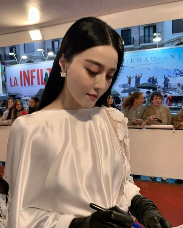 Bức ảnh góc nghiêng của Phạm Băng Băng đang được chia sẻ nhiều trên mạng xã hội. &quot;Tôi ước mình có được chiếc mũi đó&quot;, &quot;Nhìn làn da của cô ấy qua cam thường kìa, tại sao có thể được như vậy?&quot;,