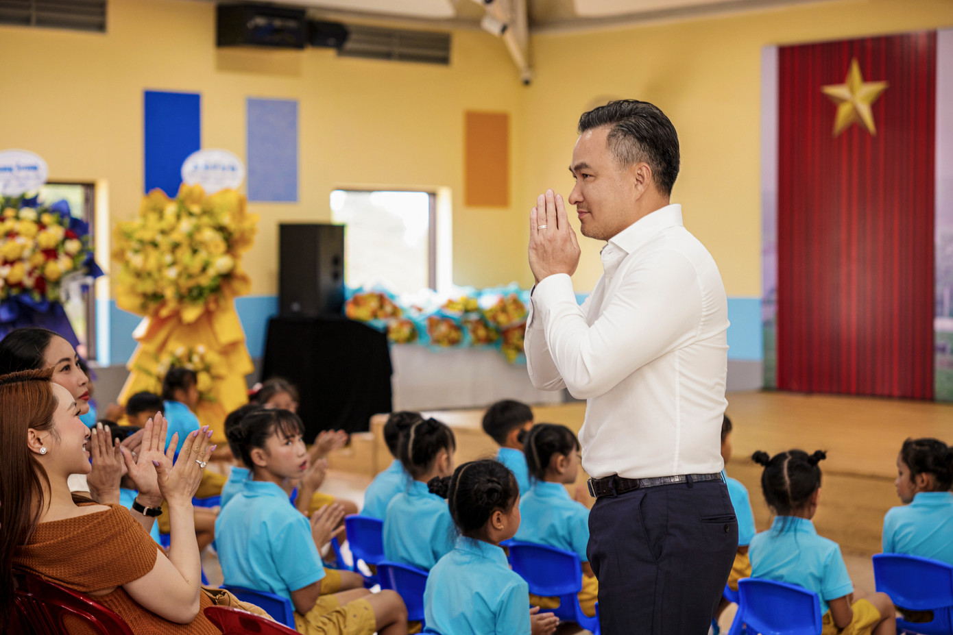 Diễn viên Kim Thư, vợ chồng diễn viên Chi Bảo - Lý Thùy Chang, Hoa hậu Hà Kiều Anh, diễn viên Bình Minh tại buổi khai giảng tại Trường Tiểu học Hiểu về trái tim Đắk Nông.