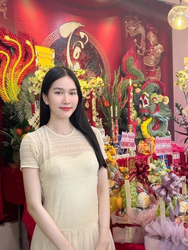 Á hậu Phương Anh trước bàn thờ Tổ nghiệp. Cô gần đây được truyền thông quan tâm khi kết hôn với chồng doanh nhân đang học Tiến sĩ ở Anh.