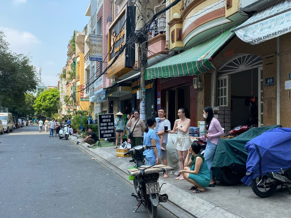 Người dân tại TPHCM lao ra đường sau cơn rung lắc. Người dân tại TPHCM lao ra đường sau cơn rung lắc.