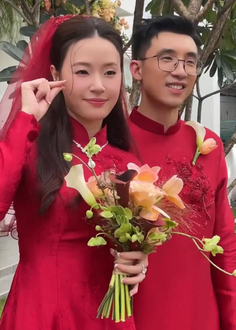 Trong lễ vu quy, cô dâu mặc áo dài truyền thống đính hoa mơ, thể hiện sự gắn kết, bền chặt. Khoảnh khắc hạnh phúc của Midu - Minh Đạt được chia sẻ nhiều trên mạng xã hội. Trong lễ vu quy, cô dâu mặc áo dài truyền thống đính hoa mơ, thể hiện sự gắn kết, bền chặt. Khoảnh khắc hạnh phúc của Midu - Minh Đạt được chia sẻ nhiều trên mạng xã hội.