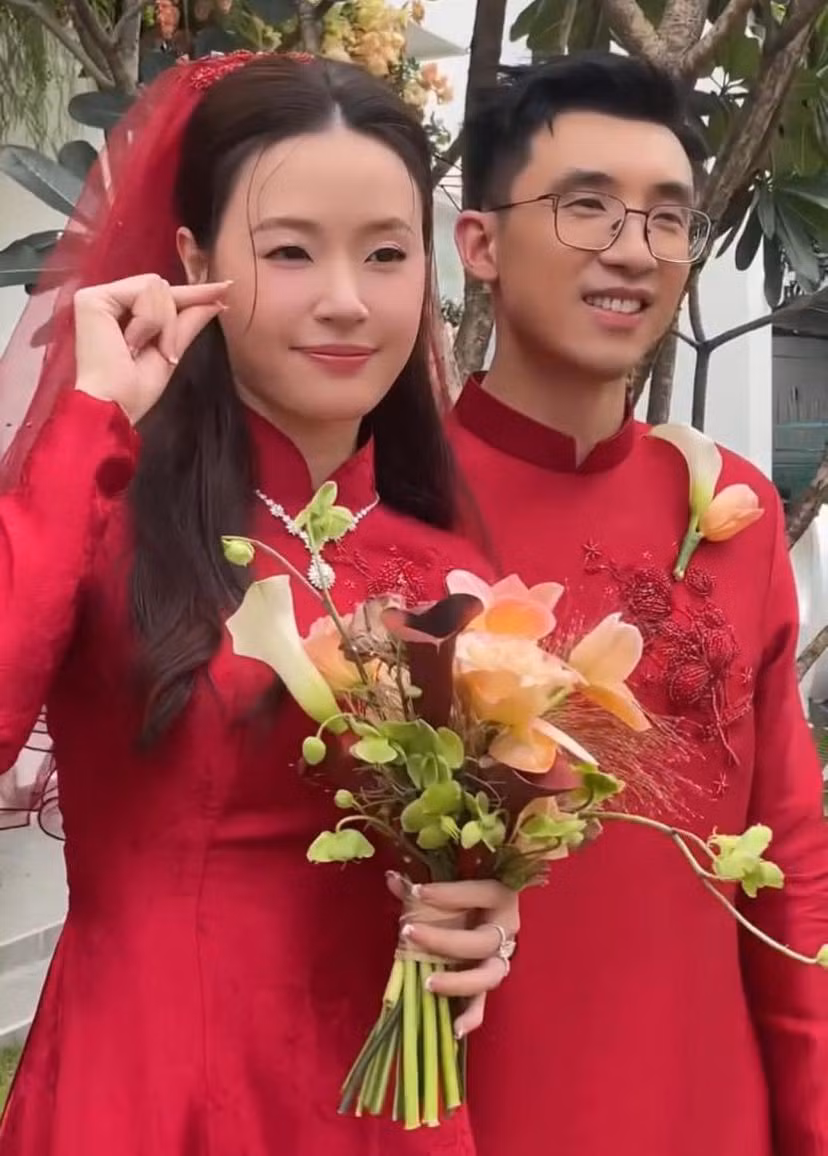 Trong lễ vu quy, cô dâu mặc áo dài truyền thống đính hoa mơ, thể hiện sự gắn kết, bền chặt. Khoảnh khắc hạnh phúc của Midu - Minh Đạt được chia sẻ nhiều trên mạng xã hội.