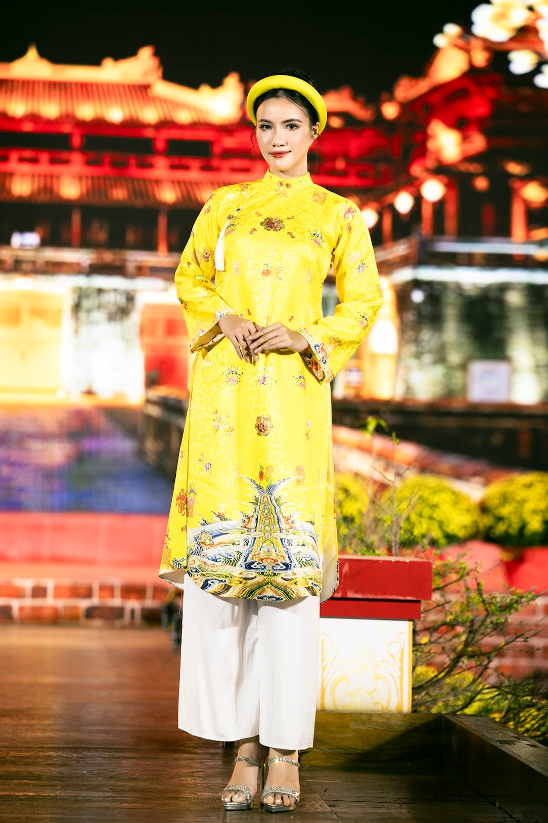 Á hậu 2 Miss Grand Vietnam 2023 Minh Nhàn nền nã với áo dài truyền thống mang hơi hướm áo Nhật Bình hoàng tộc.