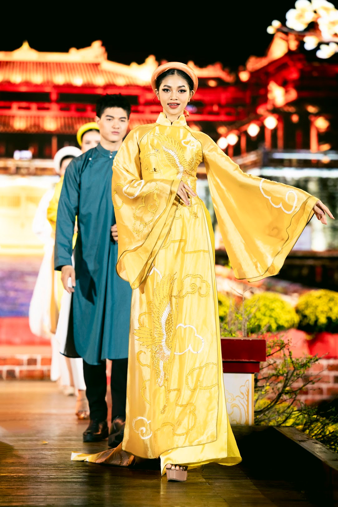 Trang phục in hình phượng với chất liệu lụa làm nổi bật hình ảnh người phụ nữ quyền quý xưa dưới phần trình diễn của Á hậu Minh Kiên.