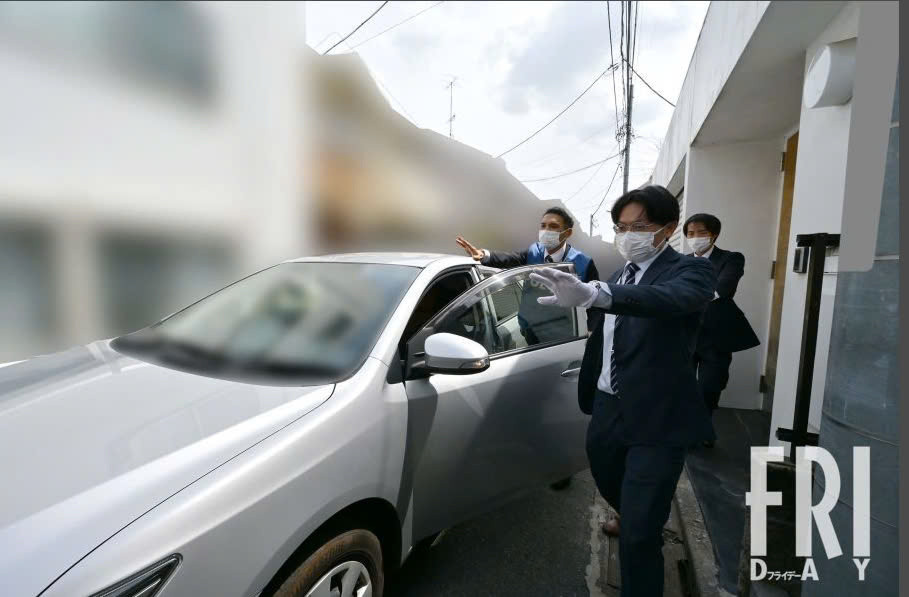 Hiện trường tai nạn (trái) và ảnh cảnh sát khám xét nhà của nghi phạm. Hiện trường tai nạn (trái) và ảnh cảnh sát khám xét nhà của nghi phạm.