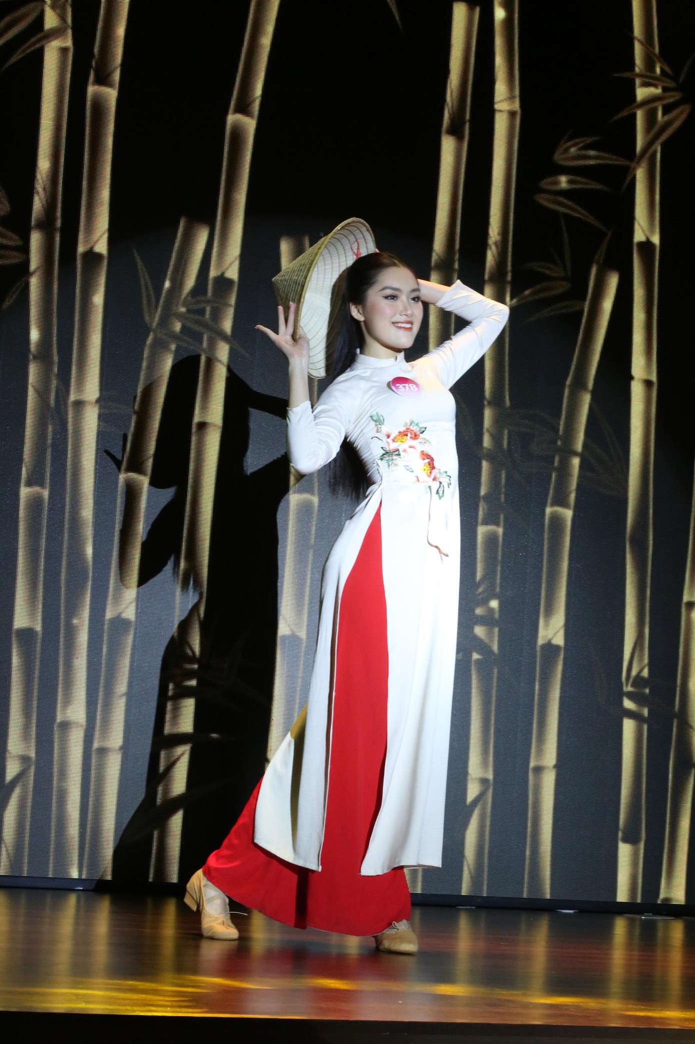 Phan Phương Oanh thể hiện khả năng nhảy múa trên nhạc Cô ba Sài Gòn. Cô sử dụng vật dụng, trang phục truyền thống là nón lá và áo dài để tôn vinh văn hóa Việt. Việc kết hợp văn hóa truyền thống với âm nhạc, vũ đạo hiện đại giúp cô để lại dấu ấn với ban giám khảo.