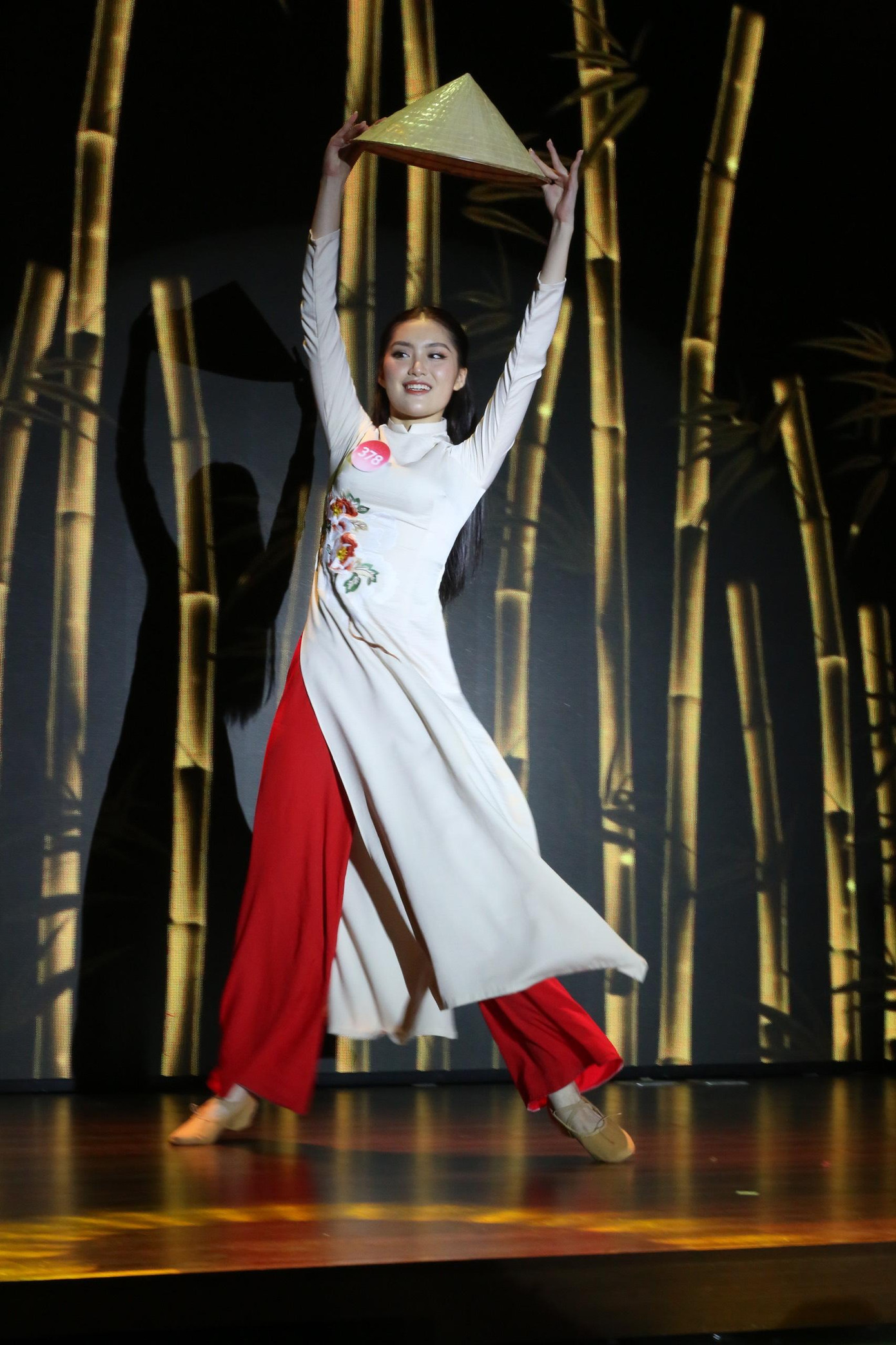 Phan Phương Oanh thể hiện khả năng nhảy múa trên nhạc Cô ba Sài Gòn. Cô sử dụng vật dụng, trang phục truyền thống là nón lá và áo dài để tôn vinh văn hóa Việt. Việc kết hợp văn hóa truyền thống với âm nhạc, vũ đạo hiện đại giúp cô để lại dấu ấn với ban giám khảo.