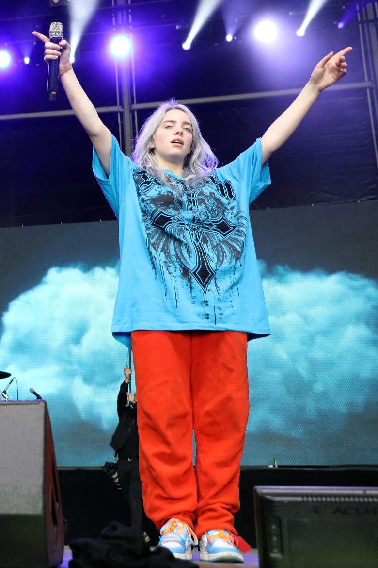 Hai phong cách trái ngược của Billie Eilish.