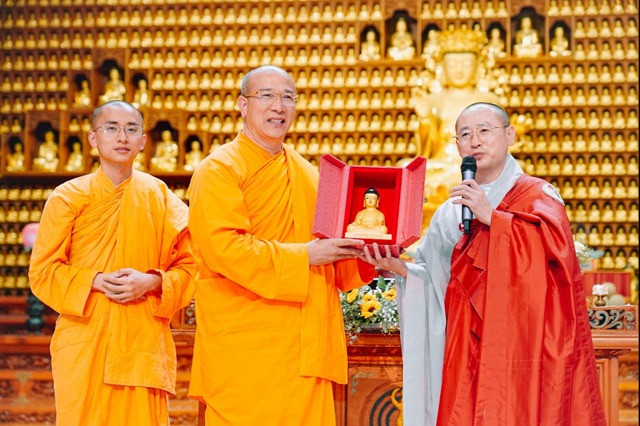 Thầy Thích Trúc Thái Minh đón nhận pho tượng Phật đặc biệt từ Phó trụ trì chùa Tam Quang (Busan).