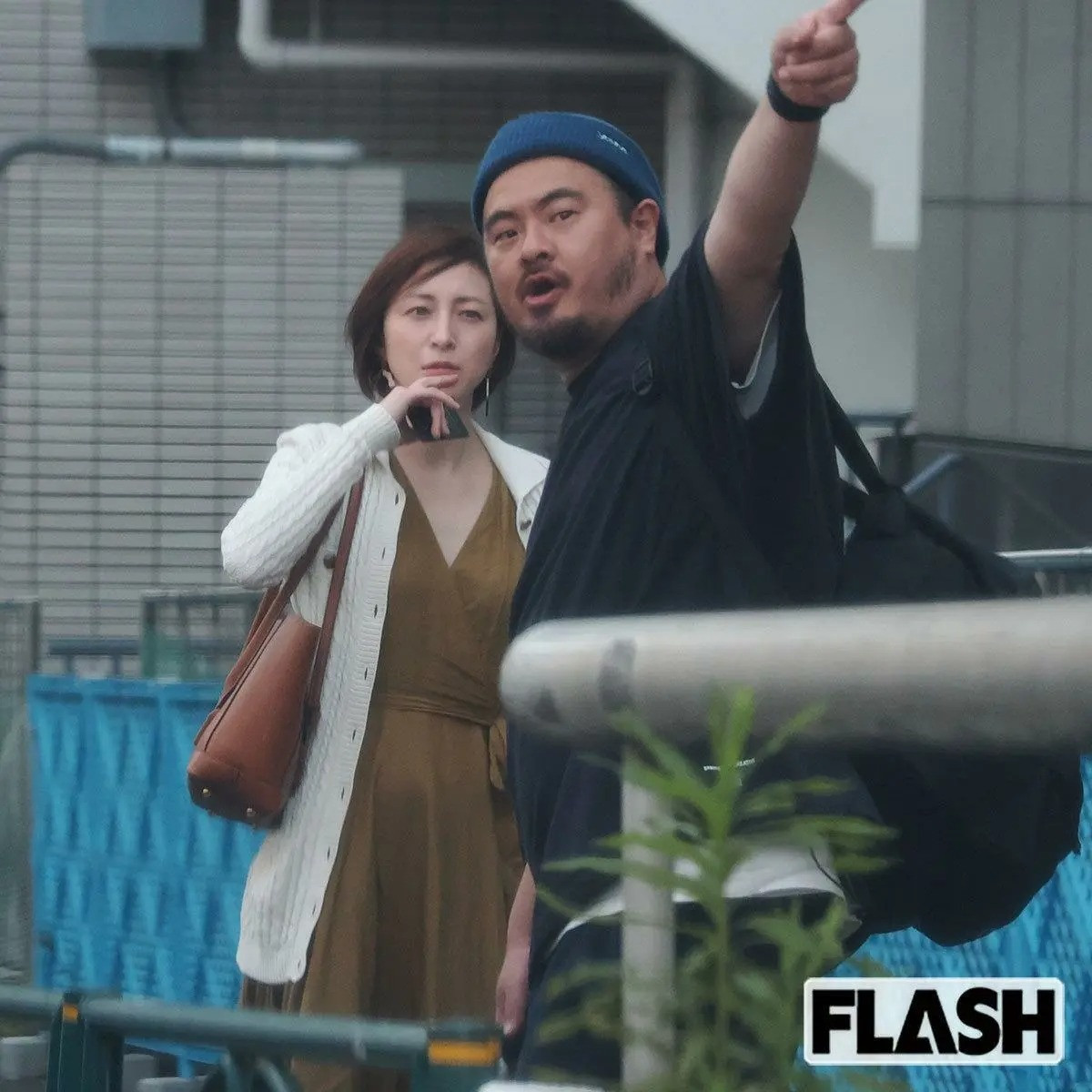 Hình ảnh hẹn hò bị phanh phui của Ryoko Hirosue và bạn trai đầu bếp. Hình ảnh hẹn hò bị phanh phui của Ryoko Hirosue và bạn trai đầu bếp.