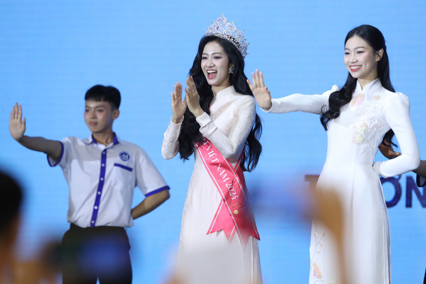 Khoảnh khắc Top 15 Hoa hậu Việt Nam 2024 Trần Thị Huyền Cơ hào hứng nhảy cùng Hoa hậu Hà Trúc Linh và đội văn nghệ xung kích UFM trong tiết mục Tự hào UFM, sáng tác của Huy Trực.