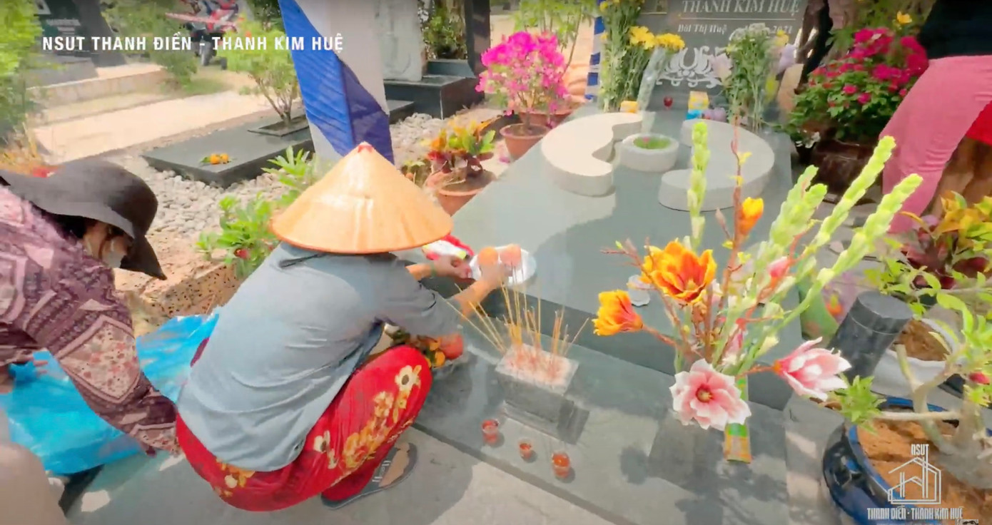 Khán giả xuất hiện đông để thắp nhang cho NSƯT Thanh Kim Huệ, NSƯT Vũ Linh. Khán giả xuất hiện đông để thắp nhang cho NSƯT Thanh Kim Huệ, NSƯT Vũ Linh.