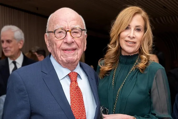 Rupert Murdoch và người vợ thứ năm gặp nhau tại một sự kiện.