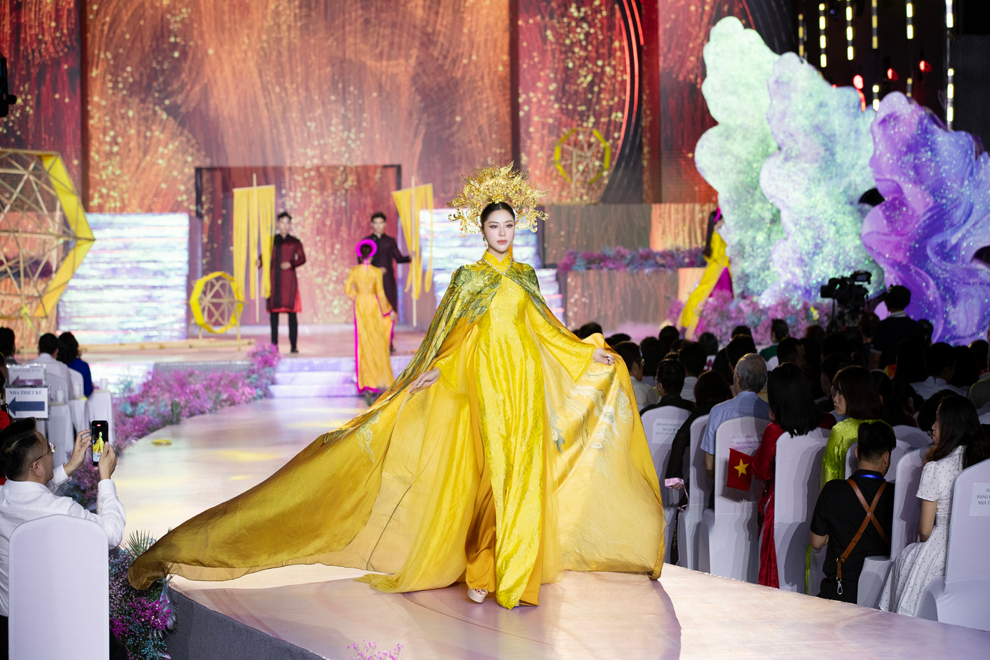 Người đẹp Tô Diệp Hà làm vedette tại Lễ hội Áo dài TPHCM. Người đẹp Tô Diệp Hà làm vedette tại Lễ hội Áo dài TPHCM.