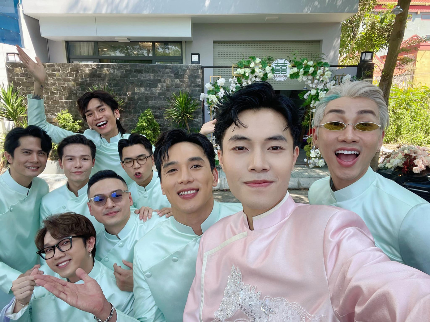 Chia sẻ với Tiền Phong, Phương Lan thừa nhận được bạn trai Phan Đạt định hướng phong cách ăn mặc và hỗ trợ trong công việc. “Từ lúc gặp gỡ rồi hẹn hò, Đạt giúp tôi thay đổi theo chiều hướng tích cực. Anh ấy giúp tôi từ cách ăn mặc tới nhận show, marketing", cô chia sẻ.