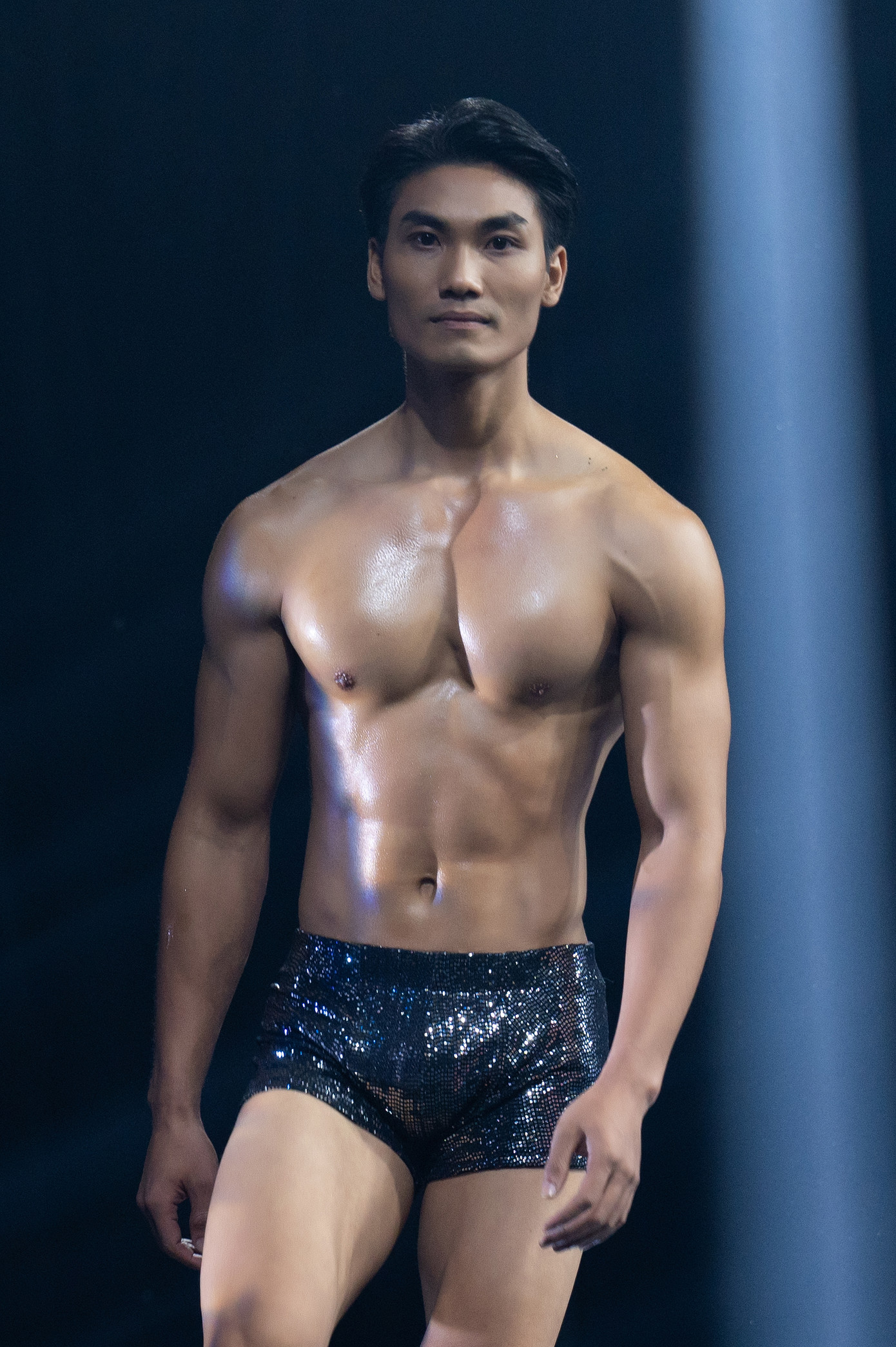 Mister Vietnam 2024 Mạnh Lân (trên) và thí sinh tại vòng thi trang phục đồ bơi. Mister Vietnam 2024 Mạnh Lân (trên) và thí sinh tại vòng thi trang phục đồ bơi.