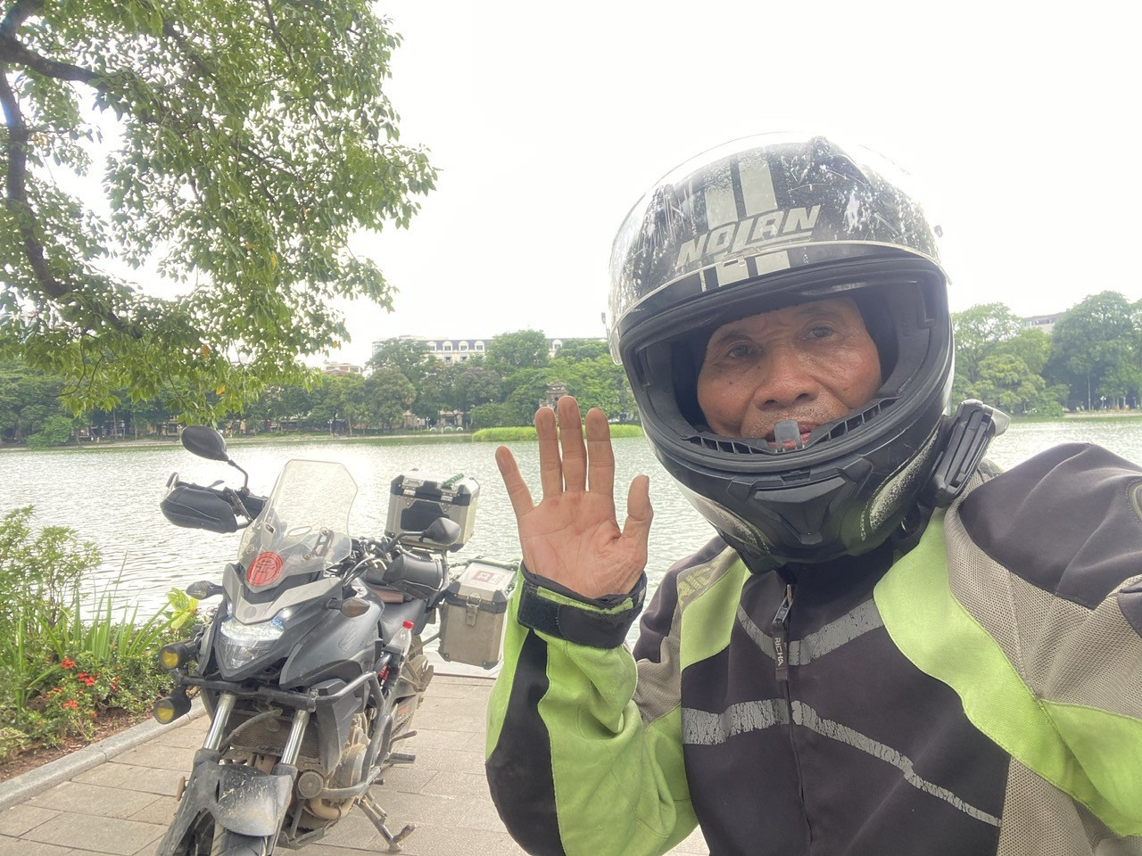 Ông Hùng check-in tại hồ Hoàn Kiếm sau khi hoàn thành chuyến đi.