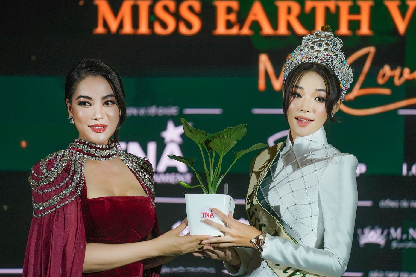 Sự kiện công bố Miss Earth Vietnam 2023 diễn ra tại TPHCM ngày 19/7. Sau nhiều lần cử đại diện đi thi, năm nay, bà Trương Ngọc Ánh mua lại bản quyền, trở thành Giám đốc quốc gia và lần đầu tổ chức cuộc thi mang tên Miss Earth Vietnam - Hoa hậu Trái Đất Việt Nam.