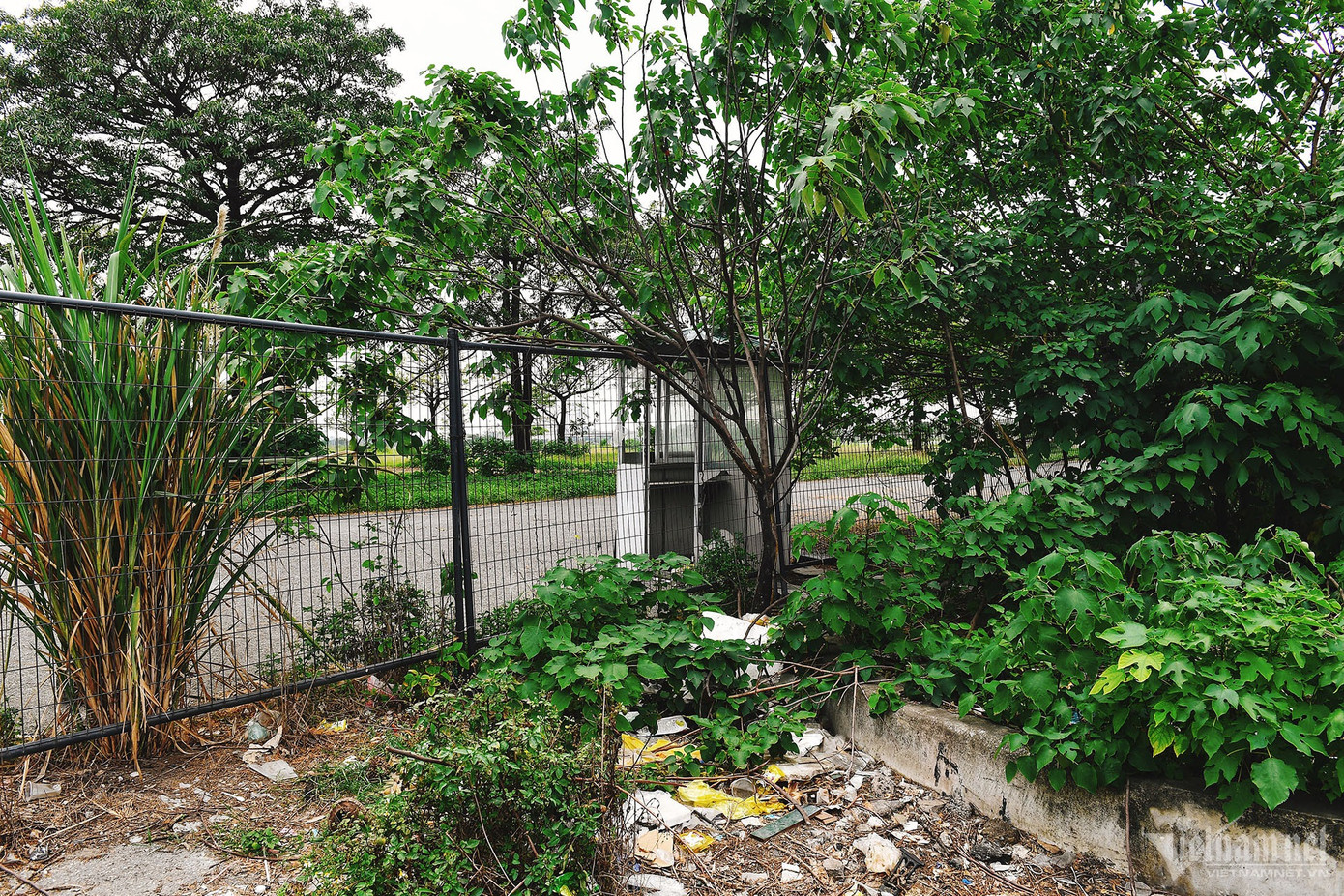 Trong ảnh, khu vực nhà điều hành của công trình đóng cửa từ nhiều năm nay. Xung quanh trống vắng, lạnh lẽo thường xuyên trong cảnh không bóng người. Trong ảnh, khu vực nhà điều hành của công trình đóng cửa từ nhiều năm nay. Xung quanh trống vắng, lạnh lẽo thường xuyên trong cảnh không bóng người.