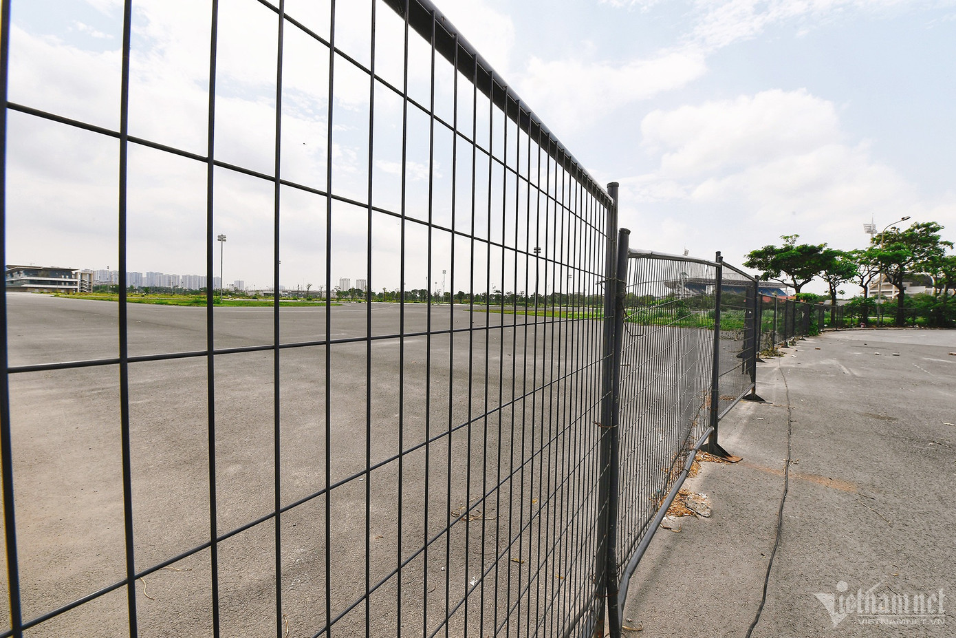 Trong ảnh, khu vực nhà điều hành của công trình đóng cửa từ nhiều năm nay. Xung quanh trống vắng, lạnh lẽo thường xuyên trong cảnh không bóng người. Trong ảnh, khu vực nhà điều hành của công trình đóng cửa từ nhiều năm nay. Xung quanh trống vắng, lạnh lẽo thường xuyên trong cảnh không bóng người.