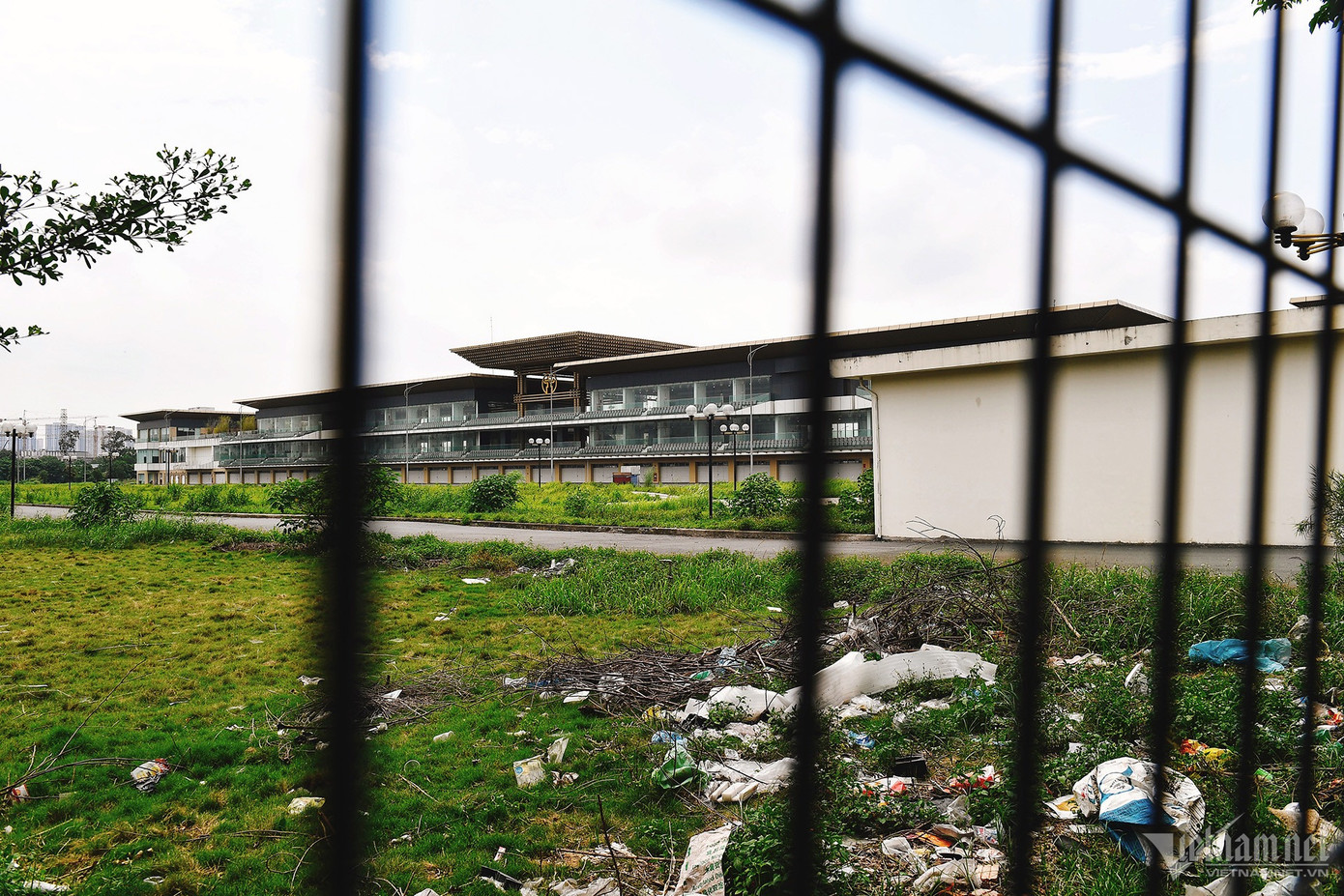 Trong ảnh, khu vực nhà điều hành của công trình đóng cửa từ nhiều năm nay. Xung quanh trống vắng, lạnh lẽo thường xuyên trong cảnh không bóng người. Trong ảnh, khu vực nhà điều hành của công trình đóng cửa từ nhiều năm nay. Xung quanh trống vắng, lạnh lẽo thường xuyên trong cảnh không bóng người.