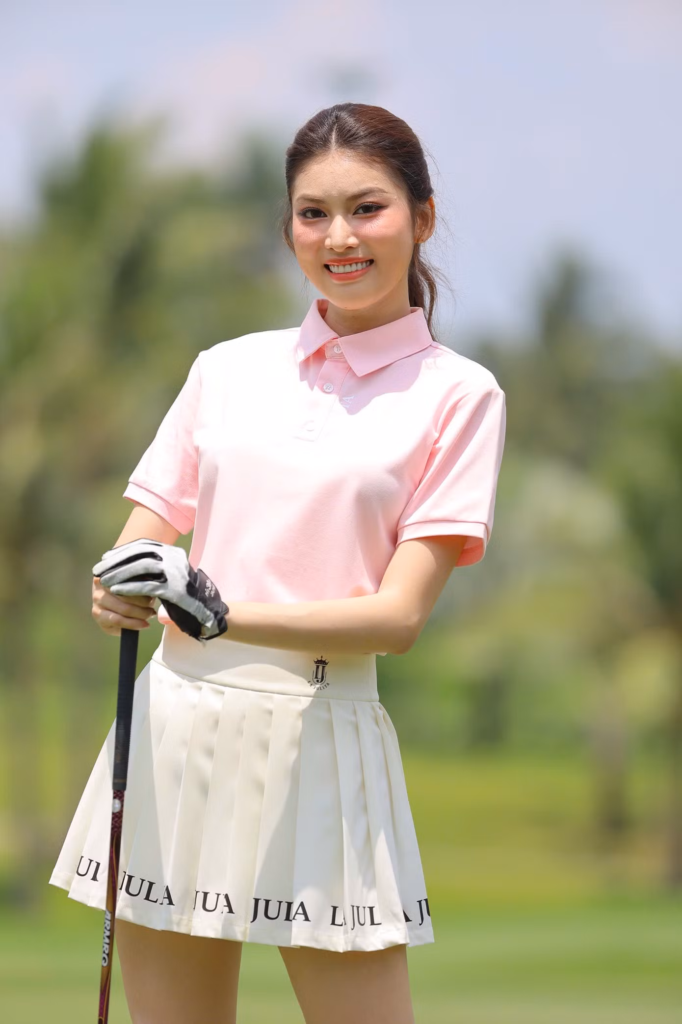 Ngọc Thảo thả dáng trước giờ phát bóng khởi tranh giải Tiền Phong Golf Championship - Non sông một dải. Vóc dáng thon gọn của Ngọc Thảo thu hút sự chú ý của hơn 200 golfer tham gia tranh tài.