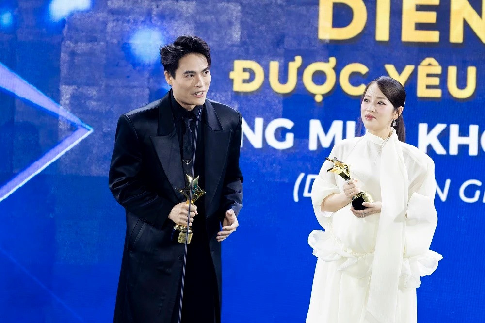 Trúc Nhân, Kim Tuyến, Võ Tấn Phát và Puka (ảnh từ trên xuống) lên sân khấu nhận giải thưởng Ngôi sao xanh.