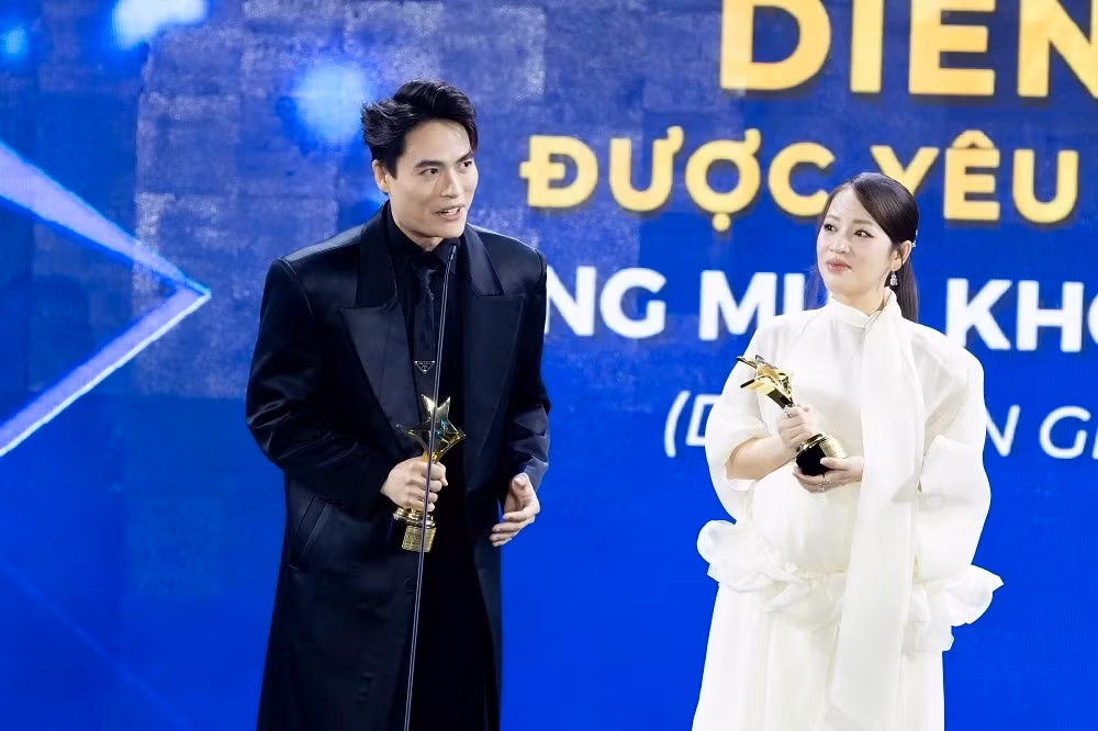 Trúc Nhân, Kim Tuyến, Võ Tấn Phát và Puka (ảnh từ trên xuống) lên sân khấu nhận giải thưởng Ngôi sao xanh.