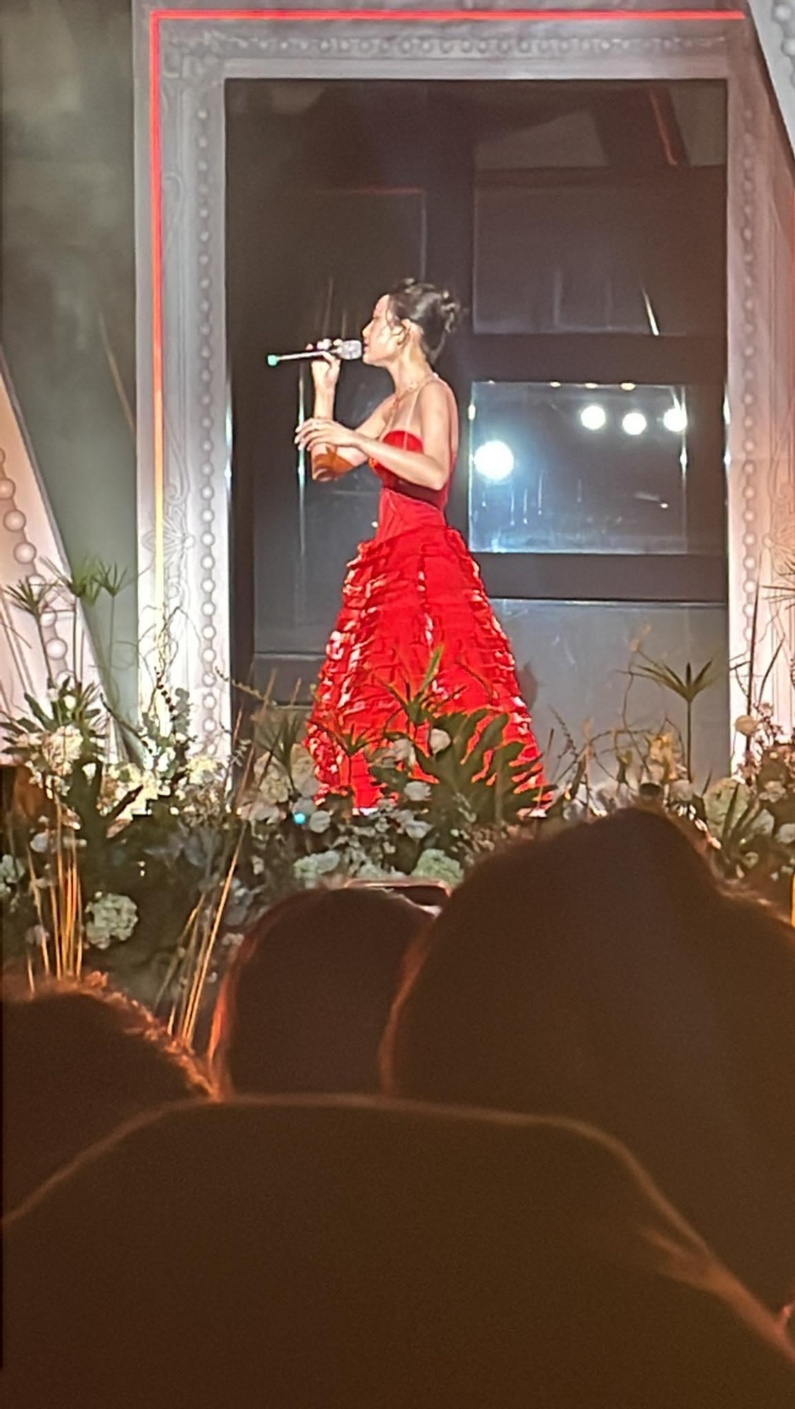 Hiền Hồ xuất hiện với bộ trang phục đỏ rực trong đêm nhạc 11/9. Hiền Hồ xuất hiện với bộ trang phục đỏ rực trong đêm nhạc 11/9.