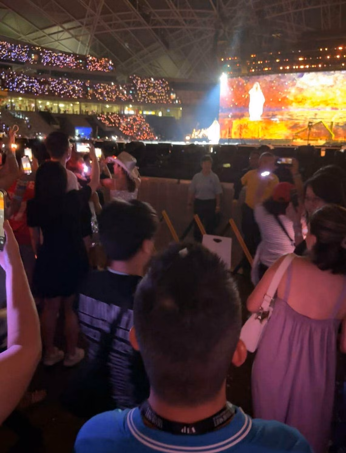 Tình trạng chen hàng, cướp ghế ngồi khiến khán giả mua vé đắt nhất trong show của Taylor Swift bức xúc. Tình trạng chen hàng, cướp ghế ngồi khiến khán giả mua vé đắt nhất trong show của Taylor Swift bức xúc.