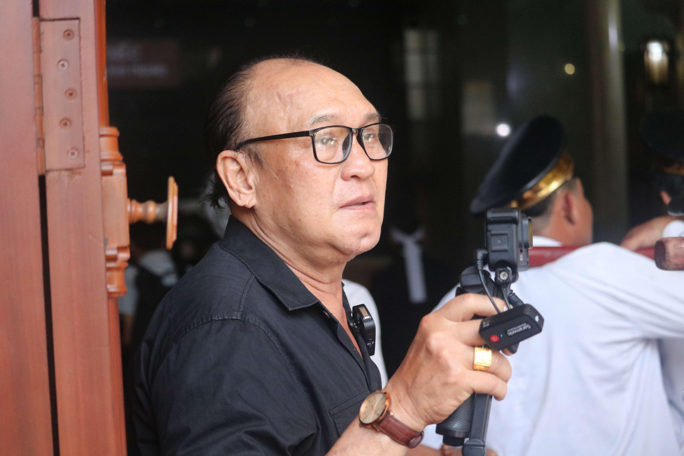 Nghệ sĩ hài Duy Phương xuất hiện tại lễ tang của đàn chị, "cây đa cây đề" của điện ảnh Việt Nam.