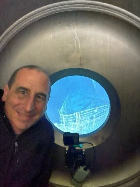 Mike Reiss ngắm xác tàu Titanic thông qua ô cửa sổ nhỏ bằng cửa lồng máy giặt. Mike Reiss ngắm xác tàu Titanic thông qua ô cửa sổ nhỏ bằng cửa lồng máy giặt.