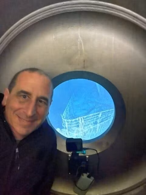 Mike Reiss ngắm xác tàu Titanic thông qua ô cửa sổ nhỏ bằng cửa lồng máy giặt. Mike Reiss ngắm xác tàu Titanic thông qua ô cửa sổ nhỏ bằng cửa lồng máy giặt.