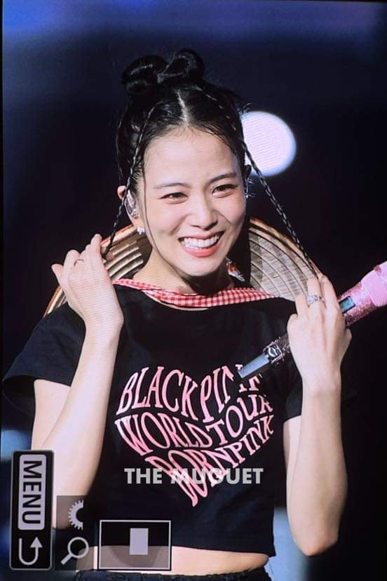 Trước giờ diễn đêm thứ hai, Jisoo đăng ảnh biểu diễn với nón lá lên trang cá nhân hơn 74,6 triệu người theo dõi. Jisoo là thành viên được fan &quot;ưu ái&quot; nhất trong đêm diễn tối 29/7, khi 30.000 khán giả hòa giọng phiên bản tự Việt hóa khi nữ ca sĩ thể hiện bản hit Flower. Ảnh: @sooyaaa__.