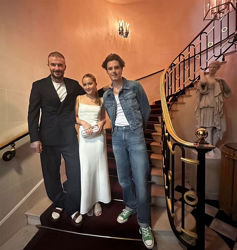 Cruz Beckham chụp ảnh cùng em gái và người cha nổi tiếng. Cậu út nhà Beck nhận nhiều lời khen với nguyên cây denim phối cùng giày thể thao năng động. Trong khi đó, Harper gây thích thú khi thử nghiệm phong cách sang trọng. Riêng Beckham mắc lỗi trang phục phối giày lạc quẻ vest sang trọng. Cruz Beckham chụp ảnh cùng em gái và người cha nổi tiếng. Cậu út nhà Beck nhận nhiều lời khen với nguyên cây denim phối cùng giày thể thao năng động. Trong khi đó, Harper gây thích thú khi thử nghiệm phong cách sang trọng. Riêng Beckham mắc lỗi trang phục phối giày lạc quẻ vest sang trọng.