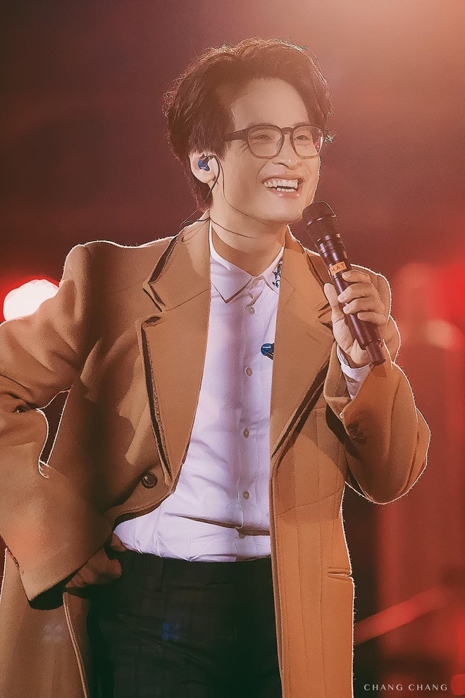 Hà Anh Tuấn và Đông Nhi biểu diễn tại sự kiện bắn pháo hoa quy mô lớn. Hà Anh Tuấn và Đông Nhi biểu diễn tại sự kiện bắn pháo hoa quy mô lớn.