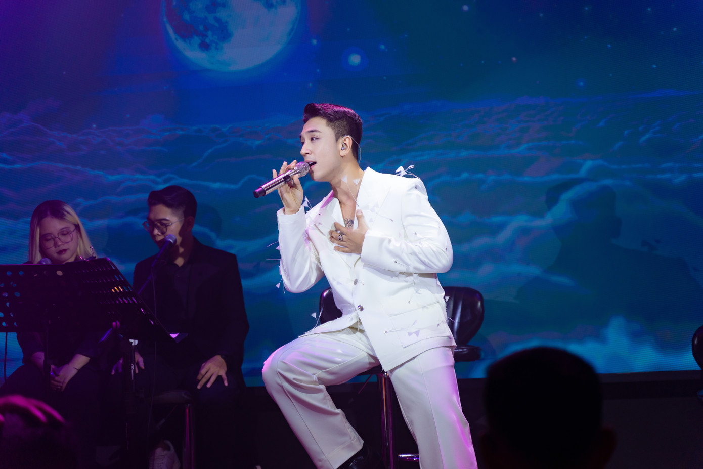 Gần đây, Dương Edward bị quản lý của ca sĩ Đan Trường kiện vì sử dụng nhạc trái phép. Nam ca sĩ nói anh giữ im lặng việc này rất lâu vì không phải mới. "Tôi rất tôn trọng các thỏa thuận, câu hỏi và yêu cầu từ phía HT Production từ năm 2017 đến nay. Thông qua luật sư của tôi, tôi sẽ cho mọi người góc nhìn rõ hơn về sự việc này", nam ca sĩ nói. Gần đây, Dương Edward bị quản lý của ca sĩ Đan Trường kiện vì sử dụng nhạc trái phép. Nam ca sĩ nói anh giữ im lặng việc này rất lâu vì không phải mới. "Tôi rất tôn trọng các thỏa thuận, câu hỏi và yêu cầu từ phía HT Production từ năm 2017 đến nay. Thông qua luật sư của tôi, tôi sẽ cho mọi người góc nhìn rõ hơn về sự việc này", nam ca sĩ nói.