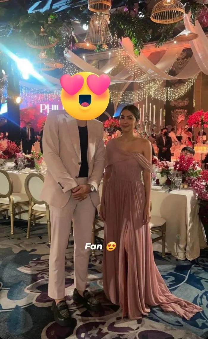 Tăng Thanh Hà trong bức ảnh chụp cùng một khách mời tại tiệc tối. Chị dâu của Linh Rin diện váy lệch vai gợi cảm nhưng không kém phần thanh lịch trong buổi lễ trang trọng.