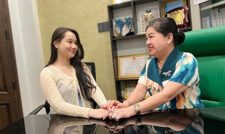 Trúc Anh trực tiếp đến xin lỗi bà Dung Bình Dương vào chiều 19/9. Ảnh: NVCC. Trúc Anh trực tiếp đến xin lỗi bà Dung Bình Dương vào chiều 19/9. Ảnh: NVCC.