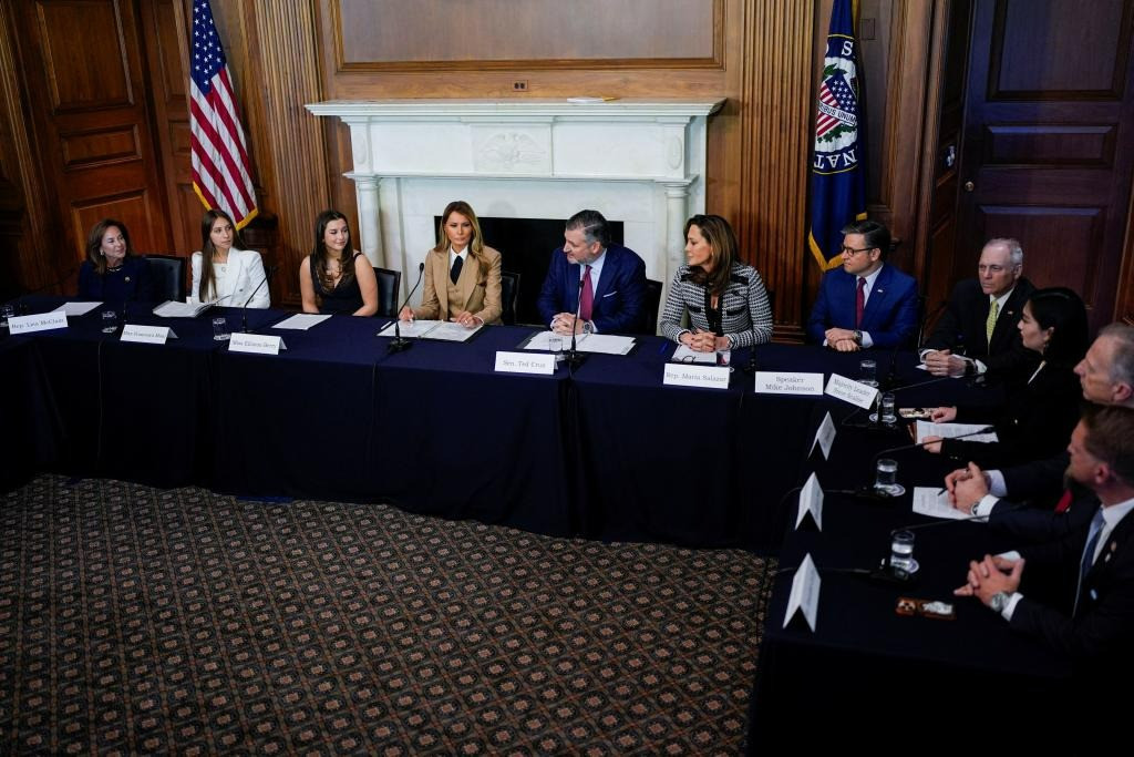 Bà Melania Trump lên án vấn nạn ảnh khiêu dâm bằng AI tràn lan trên mạng xã hội. Bà Melania Trump lên án vấn nạn ảnh khiêu dâm bằng AI tràn lan trên mạng xã hội.