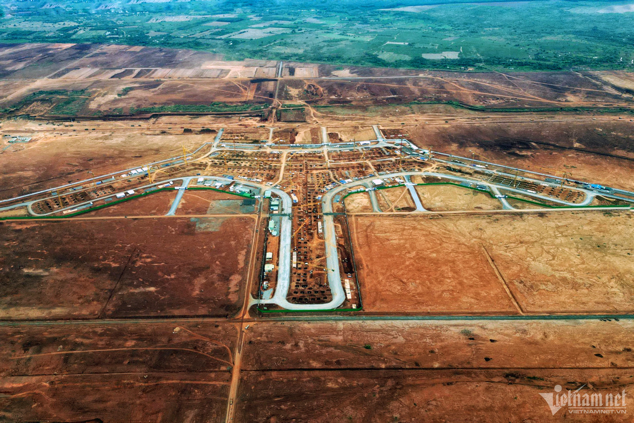 Ông Nguyễn Tiến Việt, Phó Tổng giám đốc ACV cho biết, sau lễ khởi công nhà ga hành khách (31/8), nhà thầu thi công và tư vấn giám sát đã triển khai ngay công việc. Bên cạnh đó, ACV đã chỉ đạo các đơn vị tư vấn rà soát, lập tiến độ thi công của các gói thầu chính để tránh tối đa các xung đột, giao cắt, đảm bảo khớp nối tiến độ và tạo sự đồng bộ các hạng mục.