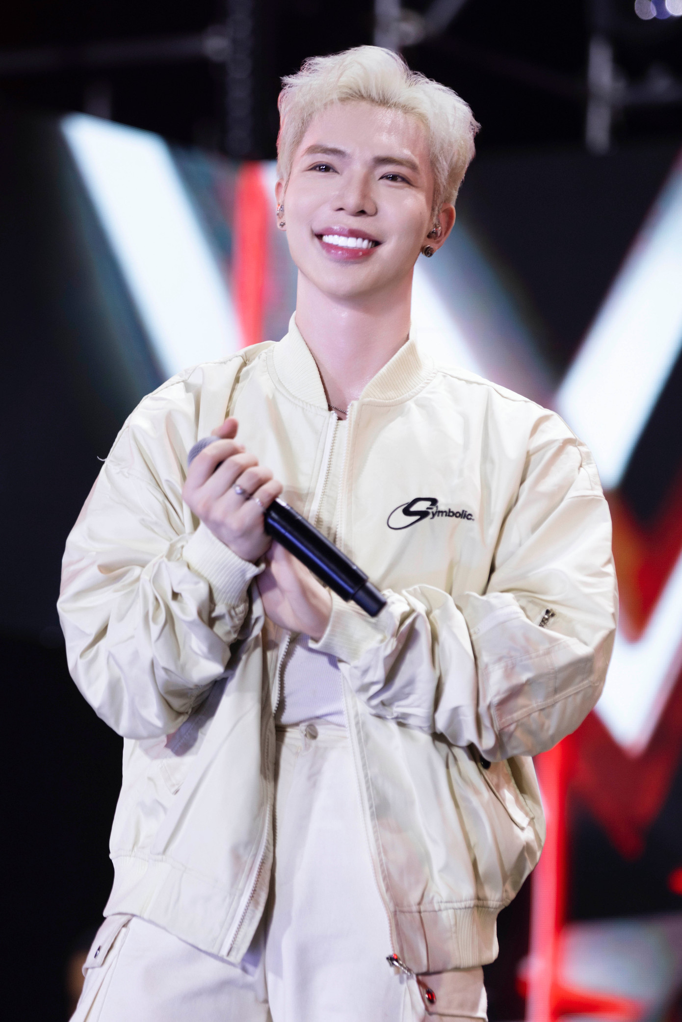 Erik và Đức Phúc trẻ trung tại concert dành cho sinh viên. Hai ca sĩ đang được chú ý sau khi tham gia chương trình Anh trai say hi. Erik và Đức Phúc trẻ trung tại concert dành cho sinh viên. Hai ca sĩ đang được chú ý sau khi tham gia chương trình Anh trai say hi.