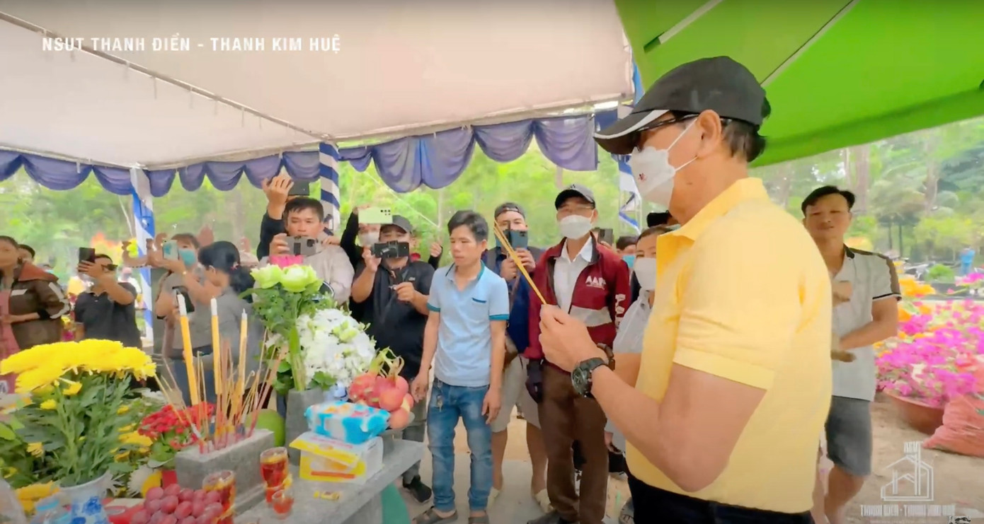 Khán giả xuất hiện đông để thắp nhang cho NSƯT Thanh Kim Huệ, NSƯT Vũ Linh. Khán giả xuất hiện đông để thắp nhang cho NSƯT Thanh Kim Huệ, NSƯT Vũ Linh.