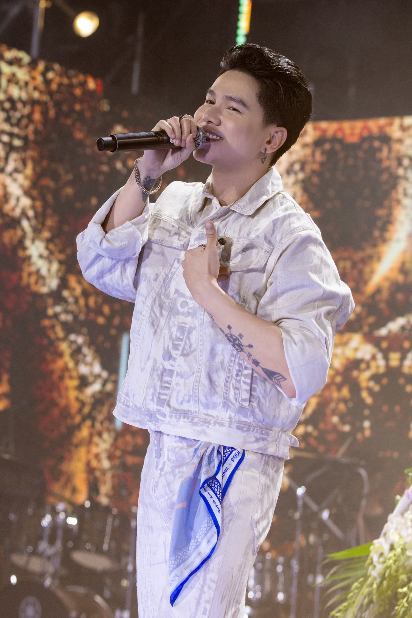 Hoàng Tôn trở lại live concert với ca khúc Em có nhớ anh không. Sau thời gian vắng bóng, nam ca sĩ nhận được sự cổ vũ của khán giả trẻ nhờ giọng hát ấn tượng. Hoàng Tôn trở lại live concert với ca khúc Em có nhớ anh không. Sau thời gian vắng bóng, nam ca sĩ nhận được sự cổ vũ của khán giả trẻ nhờ giọng hát ấn tượng.