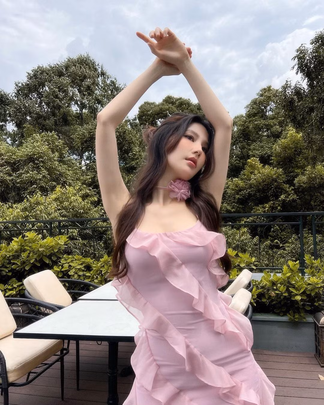 Diễm My 9X flex từng làm việc với nhiều sao nam nổi tiếng showbiz như Hứa Vĩ Văn, Bình Minh, tham gia diễn xuất trong nhiều tác phẩm điện ảnh, truyền hình. "Cuối cùng tôi có thể đăng rồi, nhưng flex gì đây, vì nhìn mọi người áp lực lên xuống. Nhưng thôi khoe công việc tôi làm với toàn trai đẹp, cái này áp lực ngang luôn đó", nữ diễn viên viết.