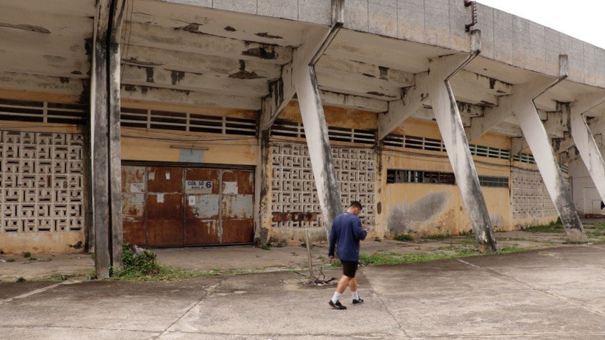 Khu vực xung quanh Sân vận động Long An đang xuống cấp. Ảnh: ĐỨC CẢNH.