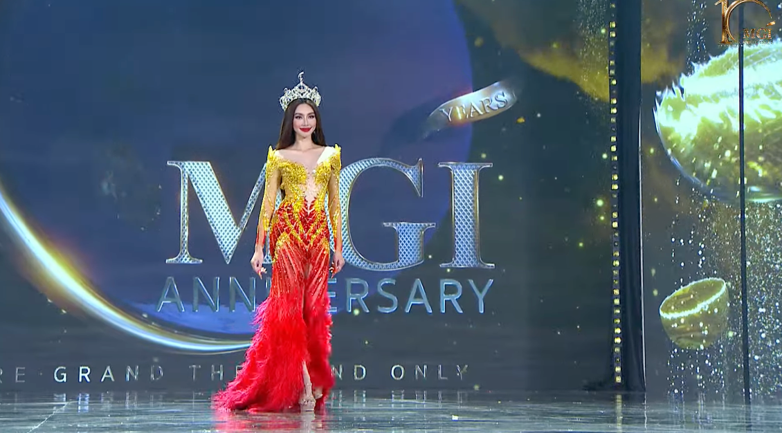 Thùy Tiên sáng bừng trong phần final walk với trang phục lấy cảm hứng từ cờ Việt Nam.