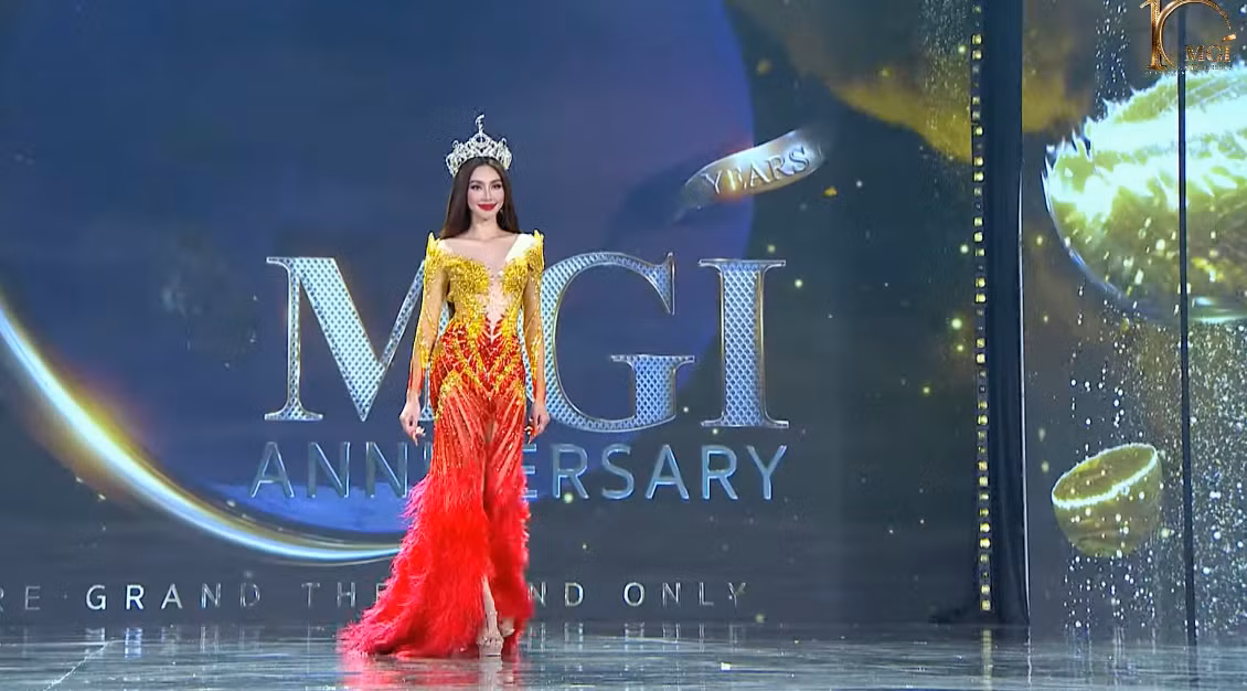 Thùy Tiên sáng bừng trong phần final walk với trang phục lấy cảm hứng từ cờ Việt Nam.