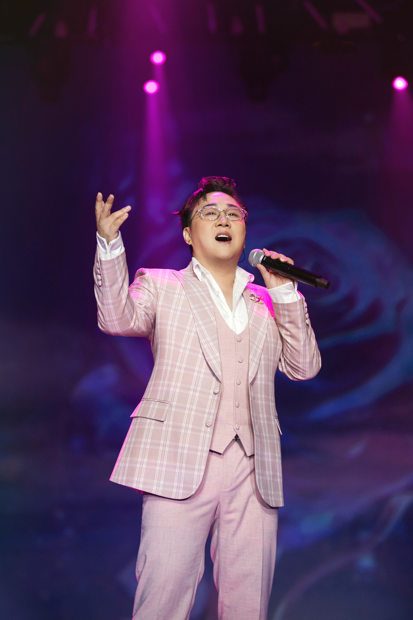 Ca sĩ Trung Quân và Trúc Nhân gây ấn tượng khi hát bolero. Đàm Vĩnh Hưng trước đó chia sẻ anh tìm tòi, đổi mới để bolero hợp thời nhưng vẫn giữ được cái hồn của dòng nhạc.