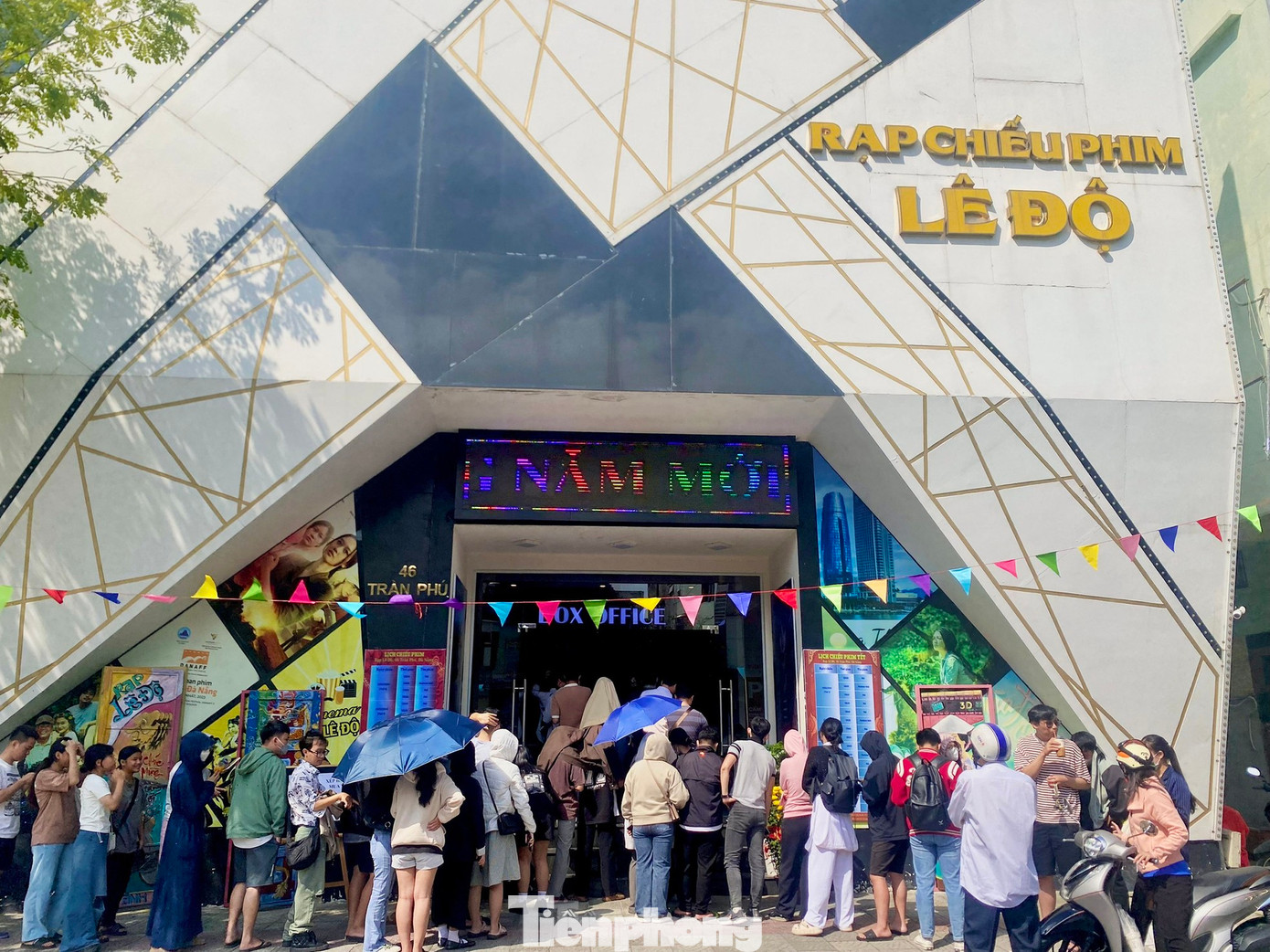 Hình ảnh khán giả đội nắng xếp hàng để mua vé Đào, phở và piano tại Đà Nẵng. Hình ảnh khán giả đội nắng xếp hàng để mua vé Đào, phở và piano tại Đà Nẵng.